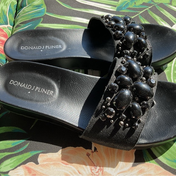 DONALD J PLINER LOW WEDGE - Picture 2 of 5